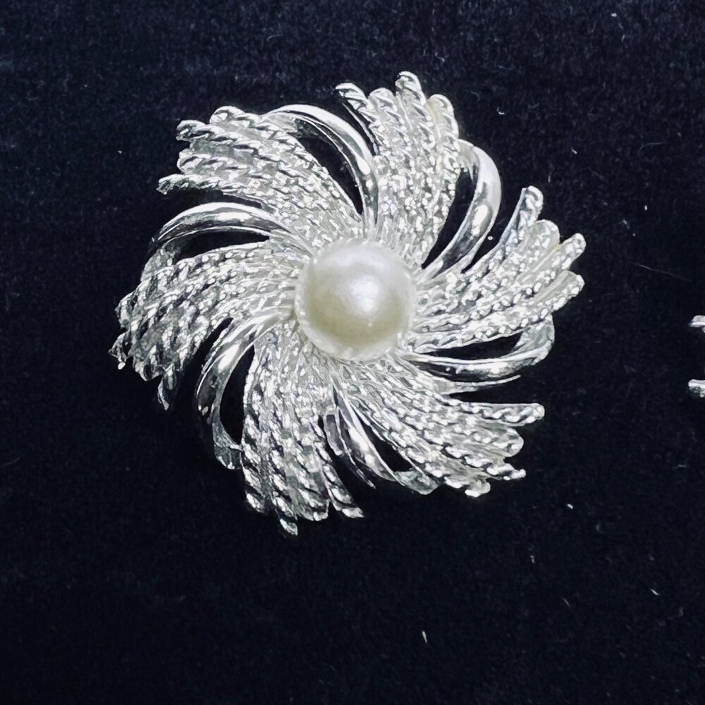 Vintage Sarah Coventry Silver Tone And Faux Pearl Spiral Clip On Earrings (5658) - Picture 2 of 5